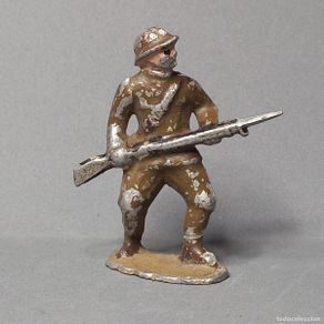 Juguetes antiguos: Soldado de infantería con fusil y bayoneta cargada, Segunda Guerra Mundial. Quiralu, años 50